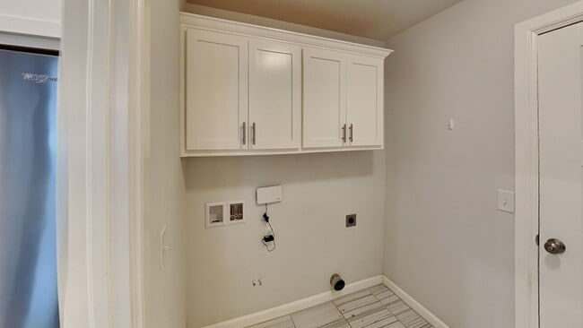 Building Photo - A Very Nice 4 Bedroom 2 Bath Home Yukon Schools