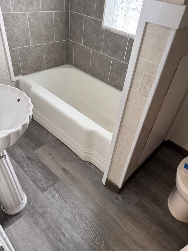 Building Photo - Single Family Home 3 bedroom 1 bath new paint flooring with basement fenced in yard