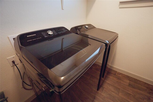 Building Photo - 4605 Tully Dr