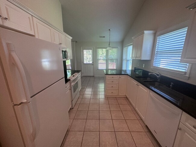 Building Photo - 633 N Hampton Rd