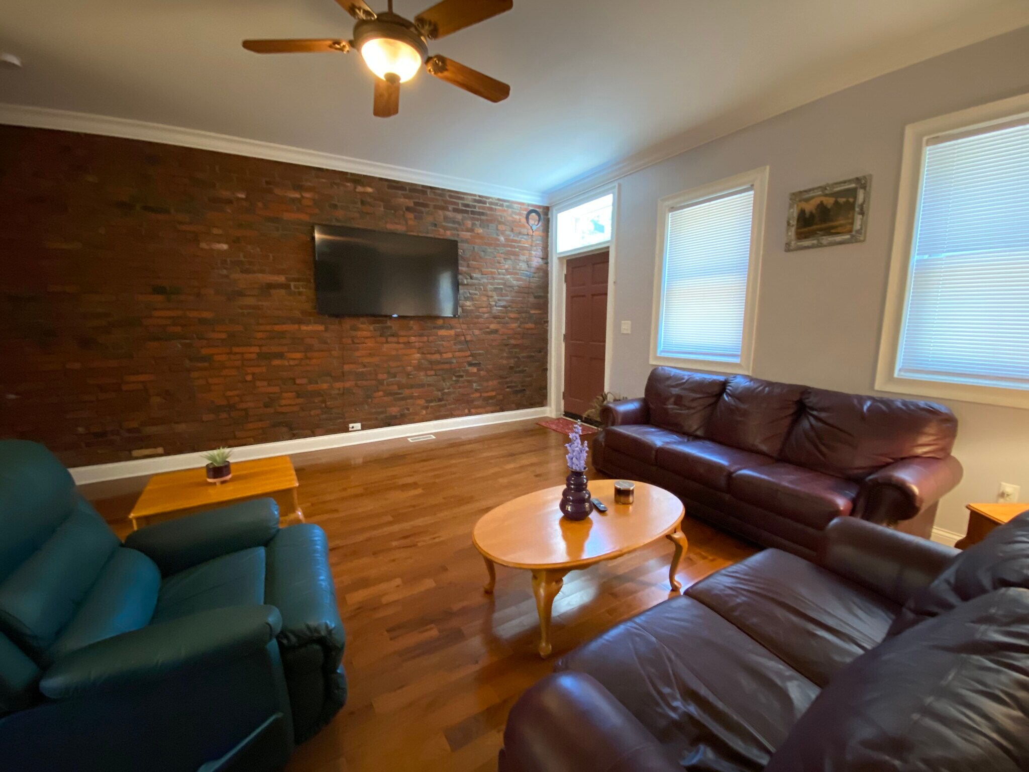 Building Photo - 907 E Carson St