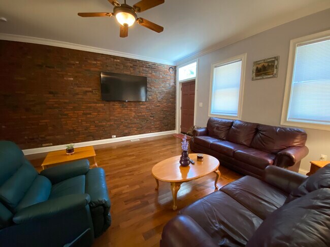 Building Photo - 907 E Carson St