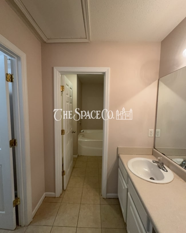 Building Photo - "Charming 2-Bedroom Retreat with 2 Full Baths on Vermont Road!"
