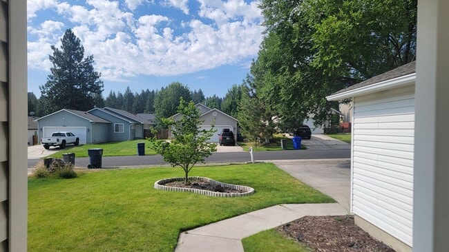 Building Photo - * MOVE IN SPECIAL* 1/2 OFF 1st FULL MONTH'...