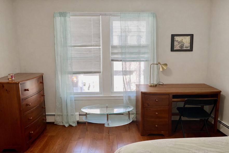 full-sized dresser - 14 Shawmut Ter