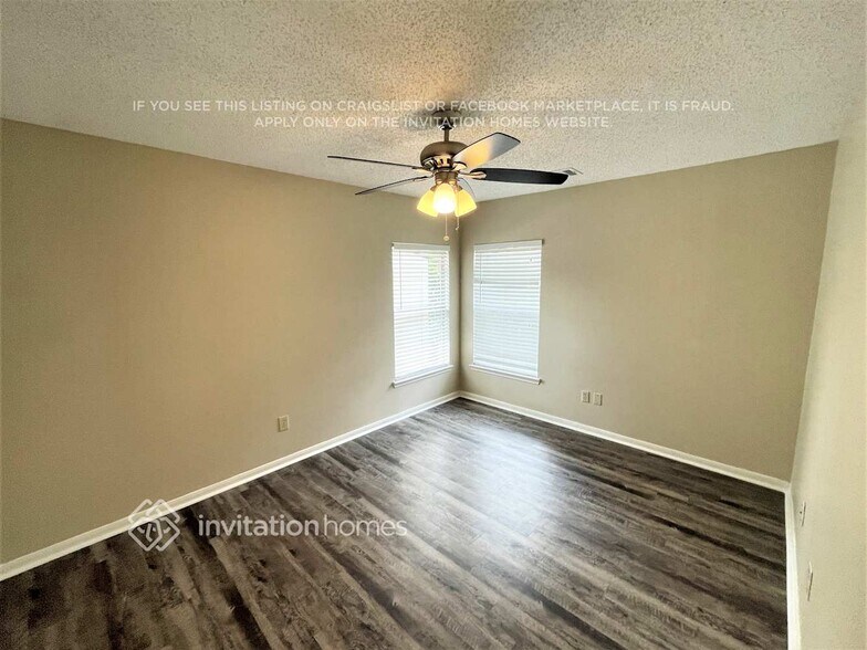 Building Photo - 8919 Village Hills Dr