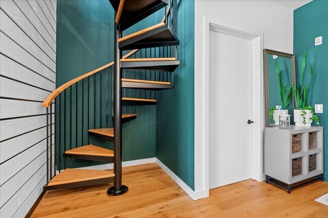 Building Photo - Stunning Penthouse w/ Private Terrace & Pa...