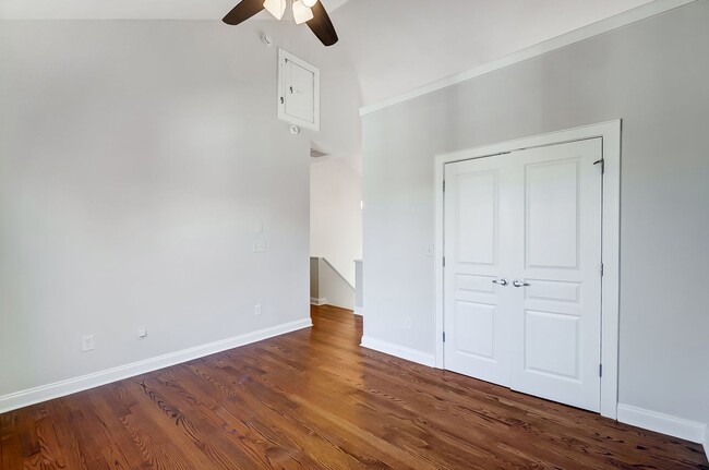 Building Photo - Beautiful Townhome in First Ward!