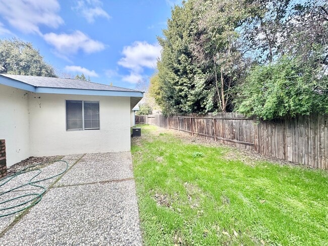 Building Photo - 604 Radcliffe Dr