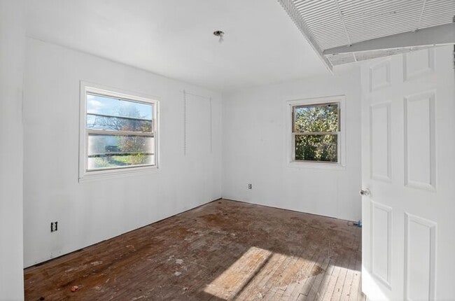 Building Photo - 2405 W 10th St