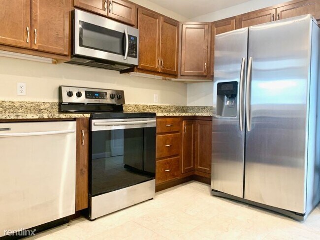 Building Photo - 3 br, 3 bath Townhome - 2314 W Bancroft Ct