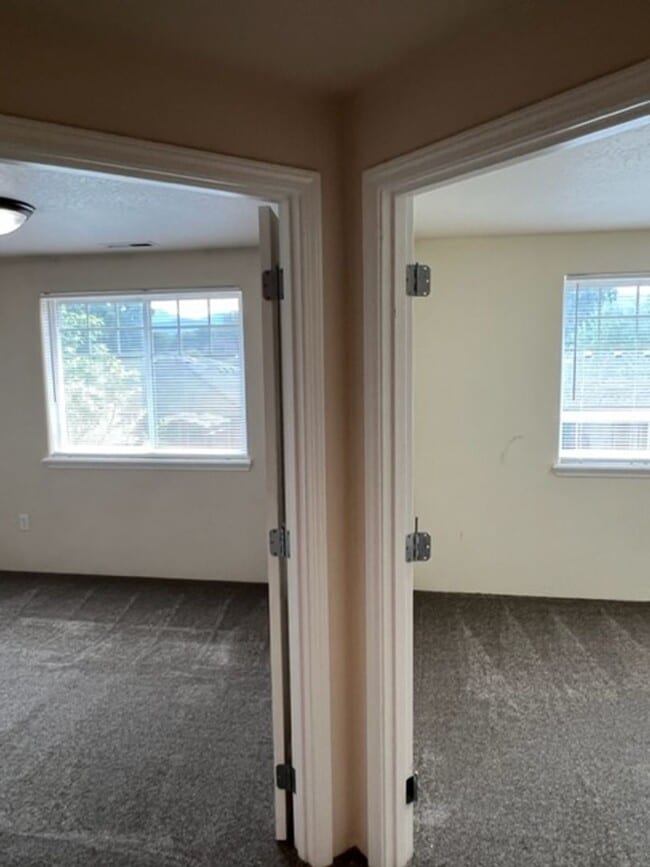 Building Photo - 3 BEDROOM TOWNHOME/ FENCED YARD/ ATTACHED GARAGE