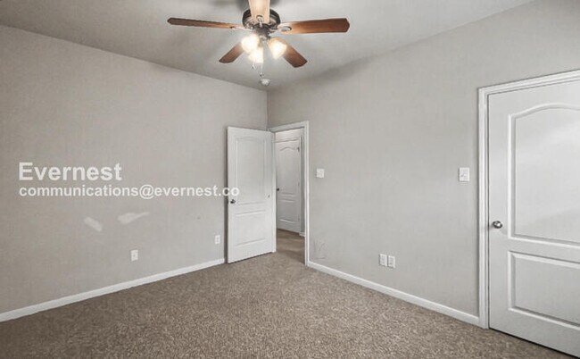 Building Photo - 3 Bed, 2 Bath Home with Fenced Yard & Garage / Pet-Friendly / Available Now!