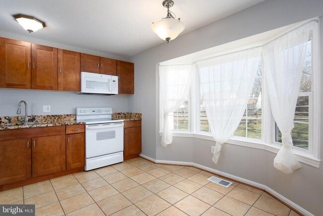 Building Photo - 8000 Rivermont Ct
