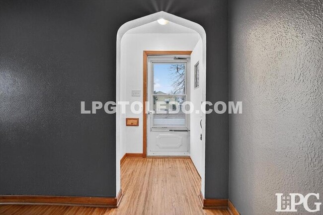 Building Photo - 667 Caswell Ave