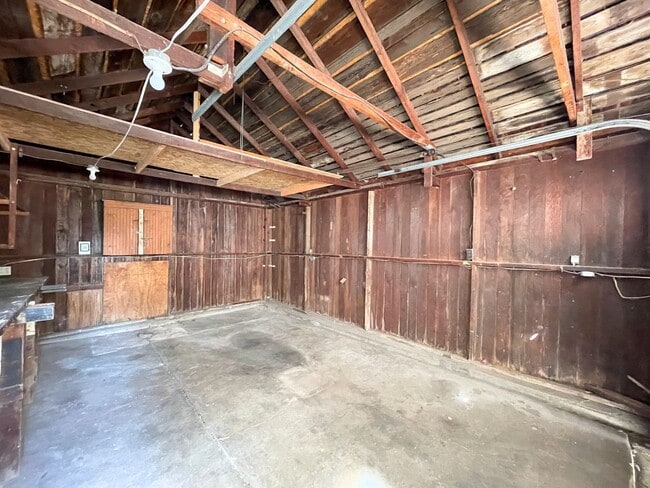 Building Photo - Large 2 bedroom home