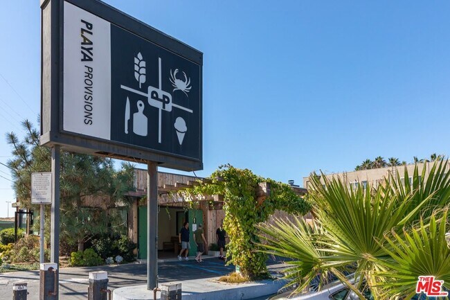 Building Photo - 122 Montreal St