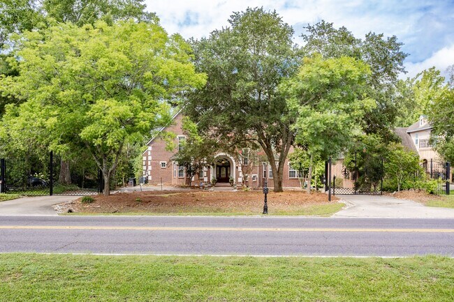 Building Photo - Historic Highland Road Beauty with Bayou V...