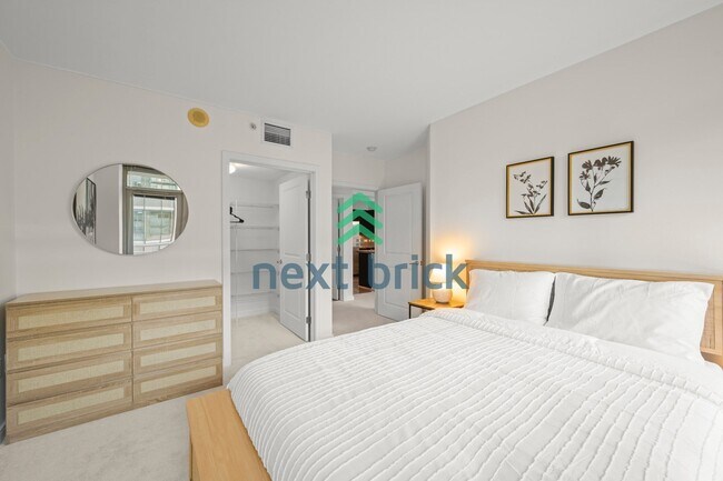 Building Photo - 1 Bedroom | 1 Bathroom | Southeast-Facing High-Floor Condo in Denny Triangle