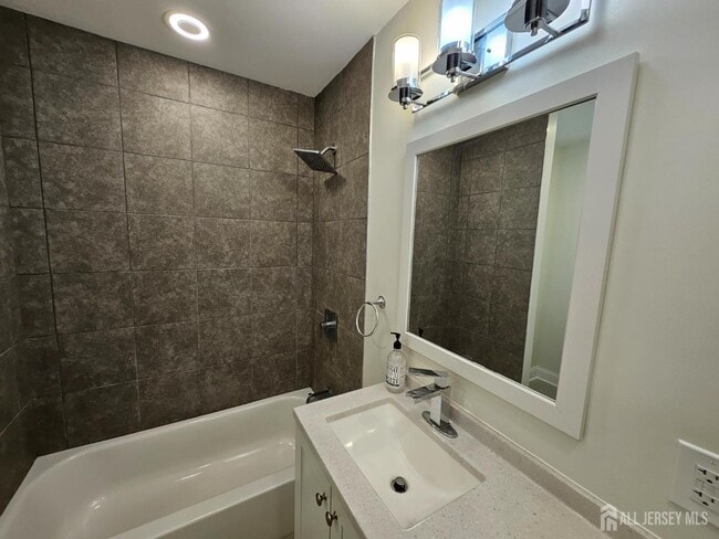 Building Photo - 60 6th Ave