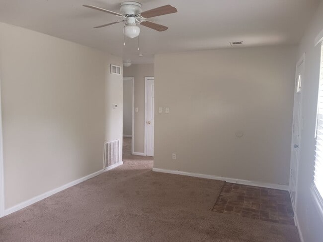 Building Photo - Newly refreshed 2bdr/1bdt house in Kansas ...