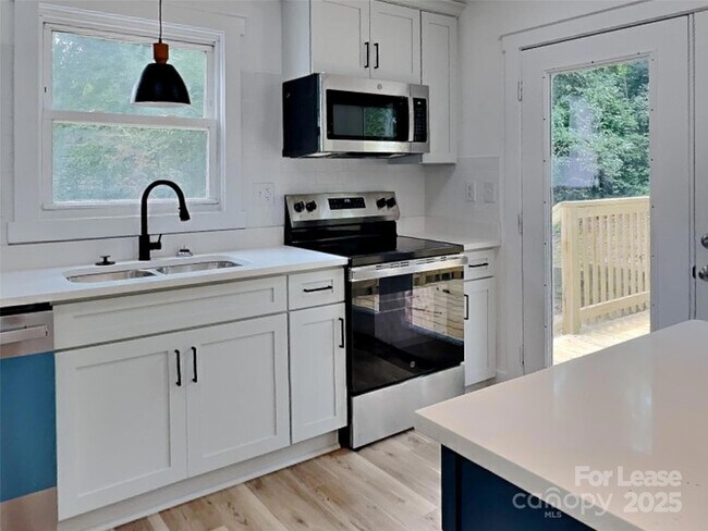 Building Photo - 2633 Brentwood Pl