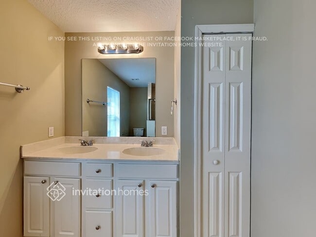 Building Photo - 2566 SW Hinchman St