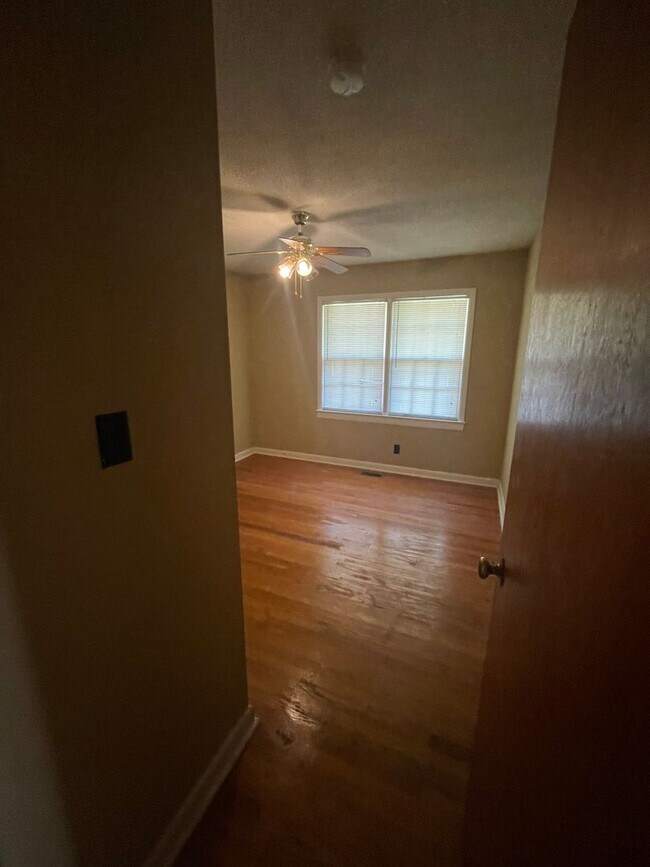 Building Photo - 105 Redwood Trail