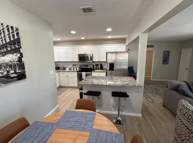 Building Photo - Spacious 2 Bed / 2 Bath Main-Floor Home in Phoenix, AZ