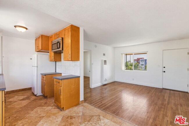 Building Photo - 5117 Crenshaw Blvd