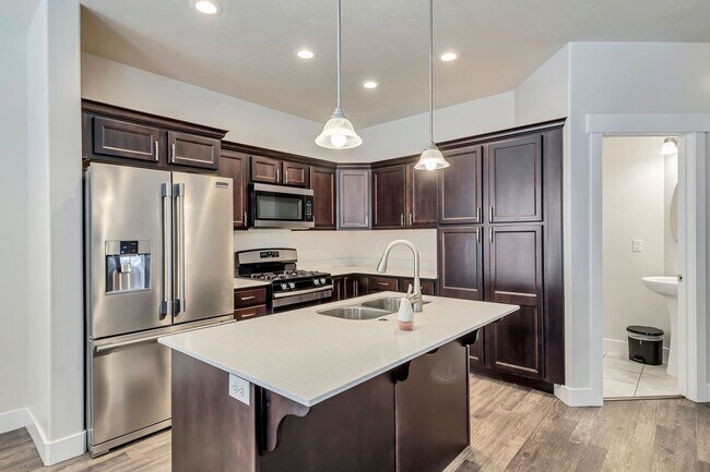 Building Photo - Gorgeous Three Bedroom Townhome; Herriman//