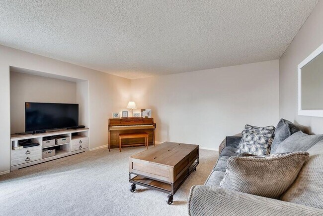 Building Photo - GREAT LOCATION! New LVP and Carpet - WON'T LAST LONG!