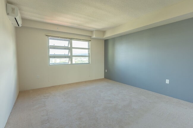 Building Photo - 1 Bdrm / 1 Bath condo with (2) AC (801 SOU...