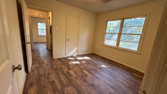 Building Photo - Cute 3 bed House