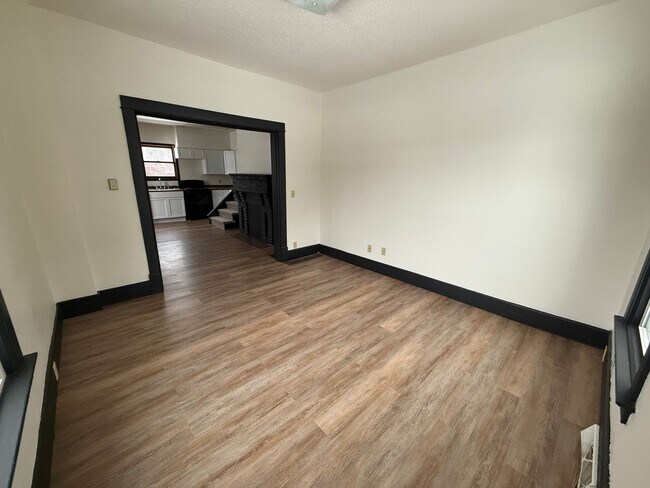 Building Photo - 902 E Kemp Ave