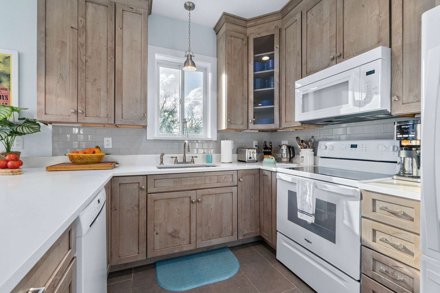 Building Photo - 11 Comares Ave S