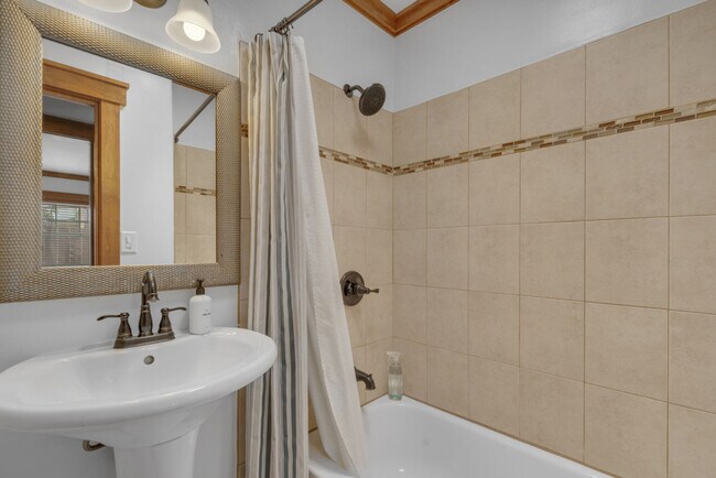 Building Photo - 1072 Johnson Ave