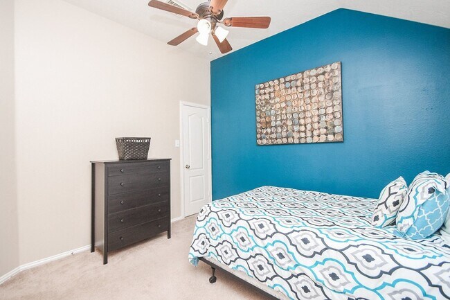 Building Photo - 5823 Knollwood Tr