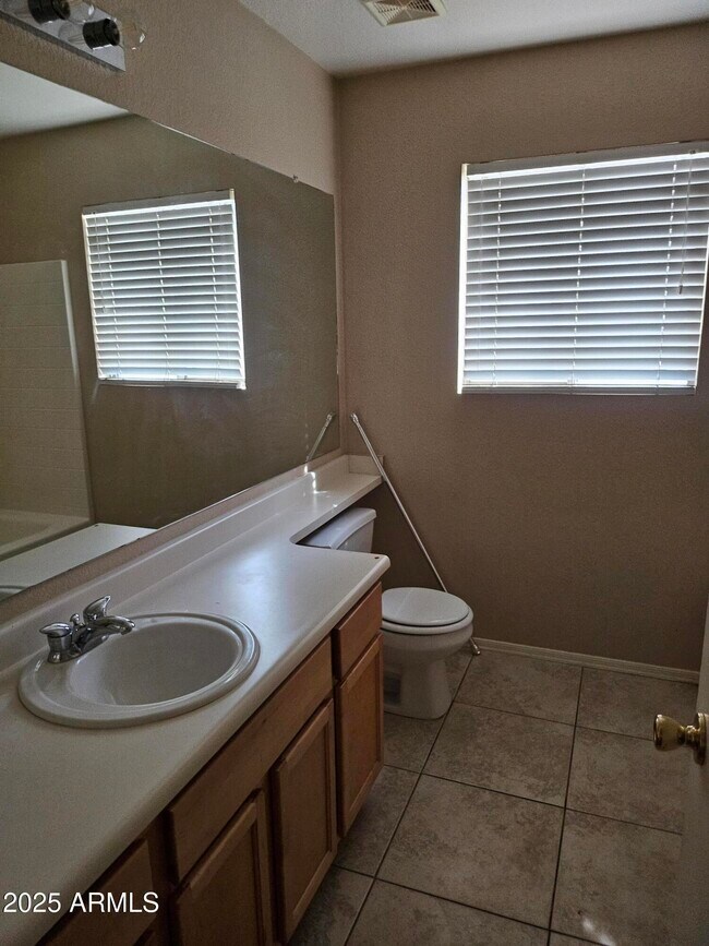 Building Photo - 842 E Impreria St