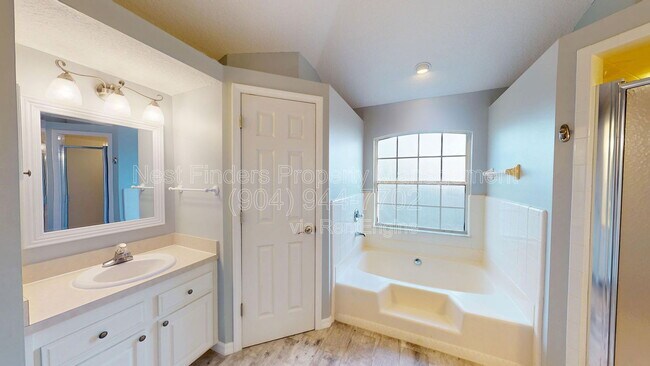 Building Photo - 281 Village Green Ave