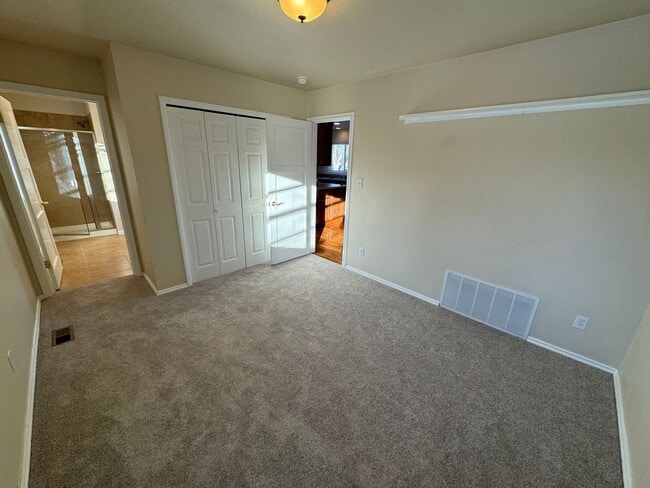 Building Photo - Cute little home with huge back yard.