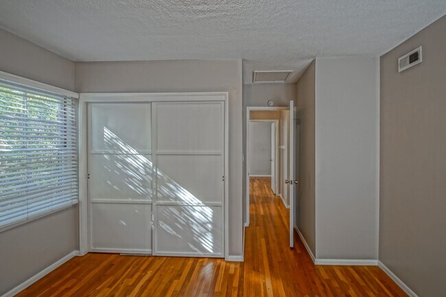 Building Photo - CHARMING, BRIGHT & AIRY HOLLYGLEN HOME W/ BEAUTIFULLY LANDSCAPED FRONT & REAR YARDS W/ PATIO BLOC...