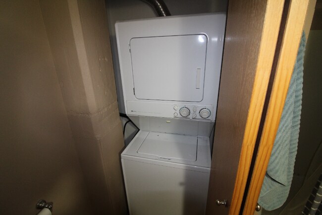 Building Photo - 215 W Maple St