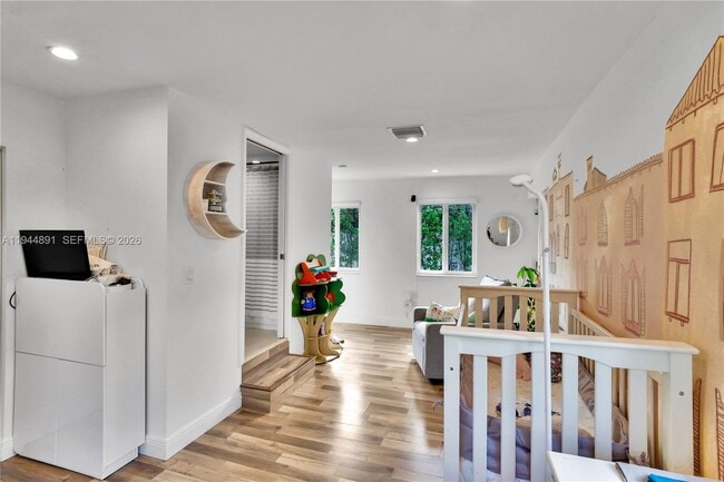 Building Photo - 1450 SW 20th Ave