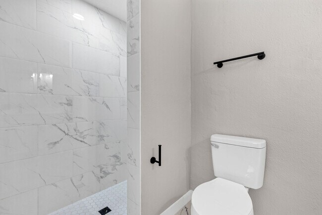 Building Photo - Charming 3-Bedroom Home with Spacious Yard & Enclosed Porch in Frostproof