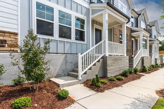Building Photo - Cozy Townhome with 2 car garage!