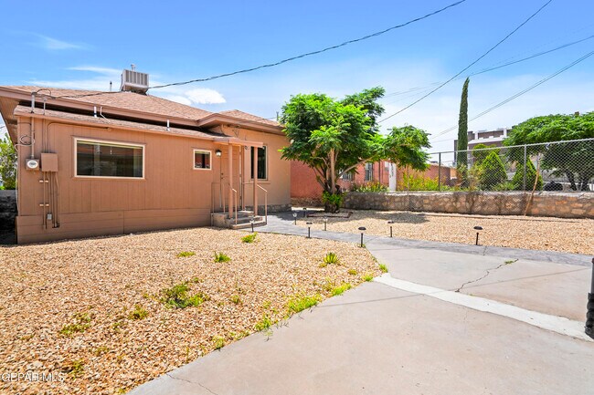 Building Photo - 305 E River Ave