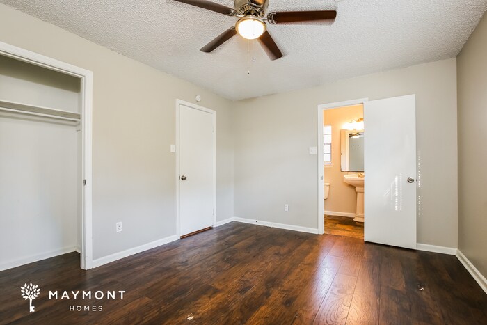 Building Photo - 17 Greenbrier Dr