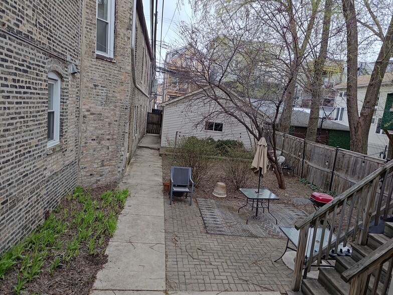 Building Photo - 848 N Hermitage Ave