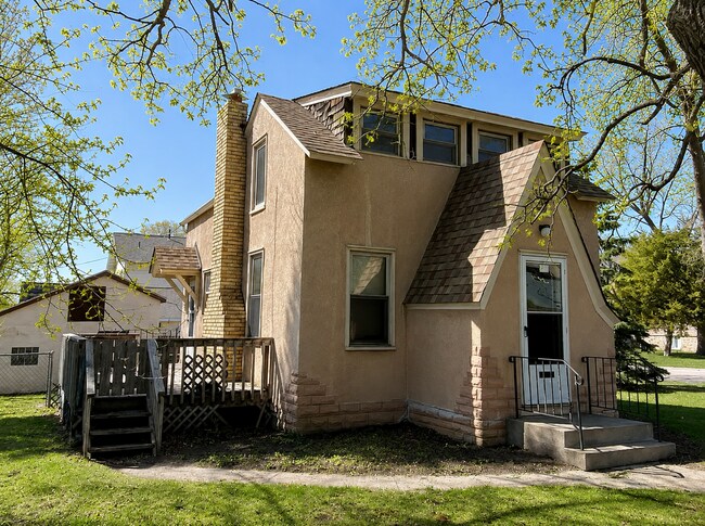 Building Photo - Charming 2BR/2.5 BA Anoka Home Available 8/1! Walk to Downtown